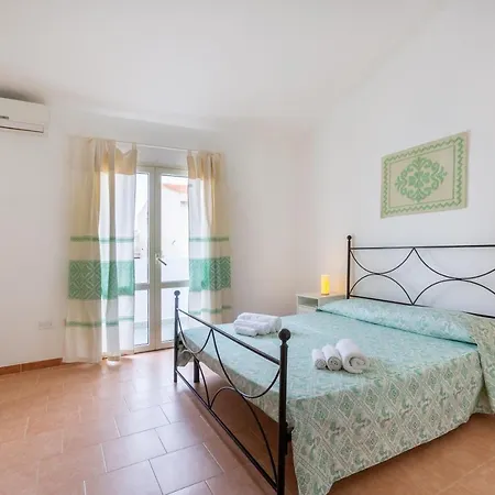 Ampia Casa Su Due Piani Con Doppi Servizi Calasetta