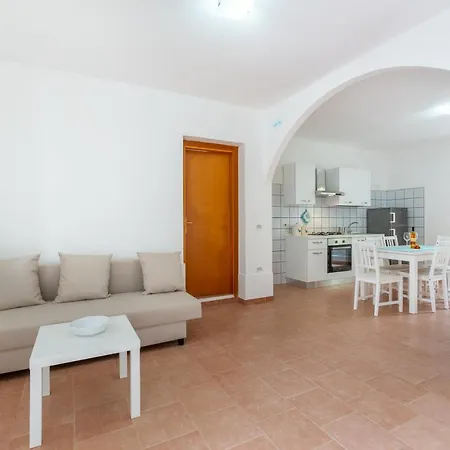 Ampia Casa Su Due Piani Con Doppi Servizi Calasetta