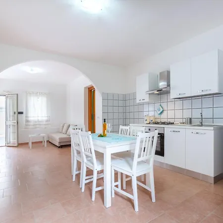 Ampia Casa Su Due Piani Con Doppi Servizi *
